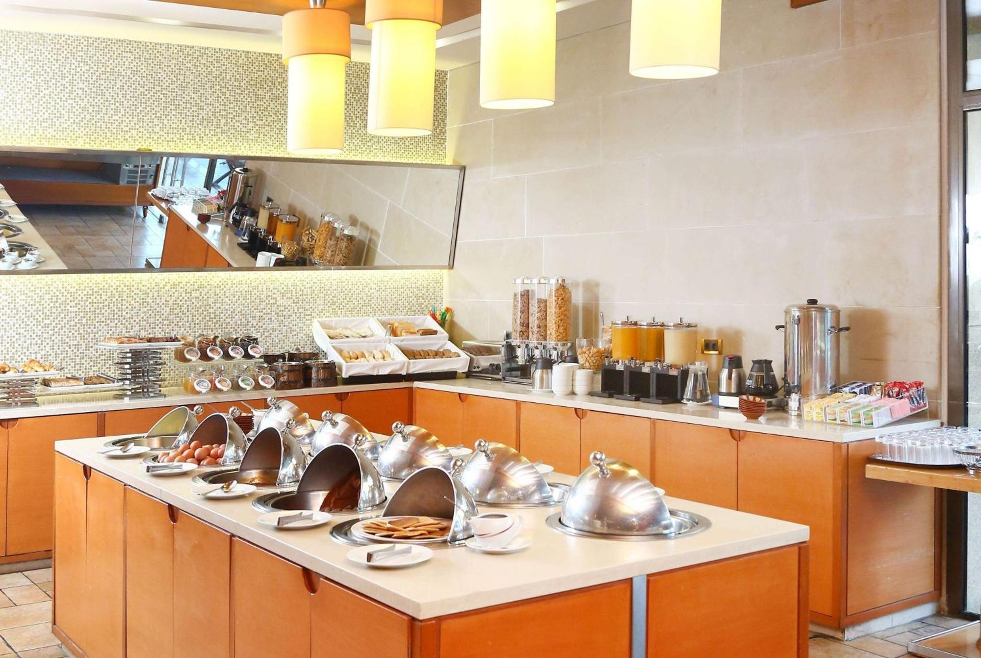 Ramada Plaza By Wyndham Beirut Raouche Hotell Eksteriør bilde