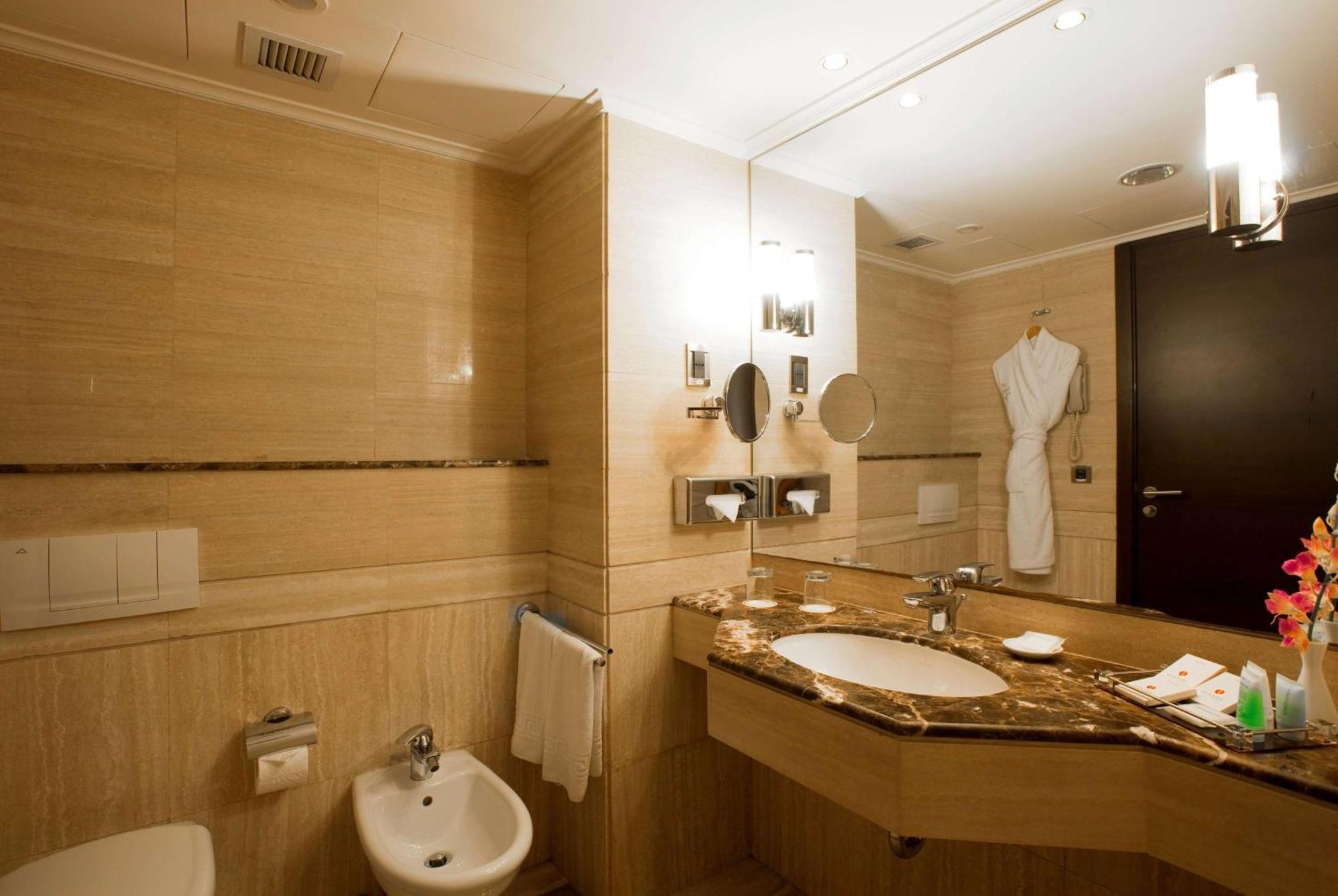 Ramada Plaza By Wyndham Beirut Raouche Hotell Eksteriør bilde